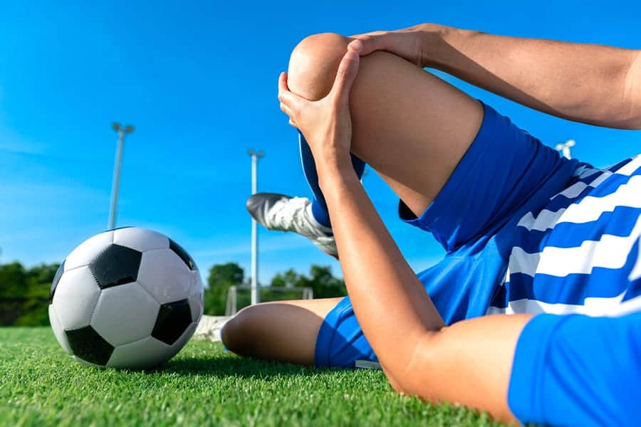 Blessure au genou au football : entorse, LCA, ménisque et prévention