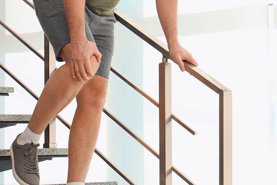 Prothèse de genou qui claque : pourquoi et quand s&rsquo;inquiéter ?