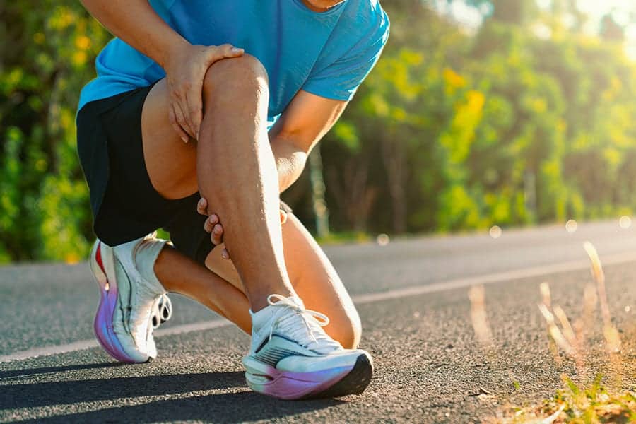 Mal aux genoux quand on débute la course à pied : causes et solutions