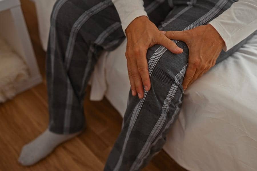 Douleur au genou la nuit : causes et solutions pour mieux dormir